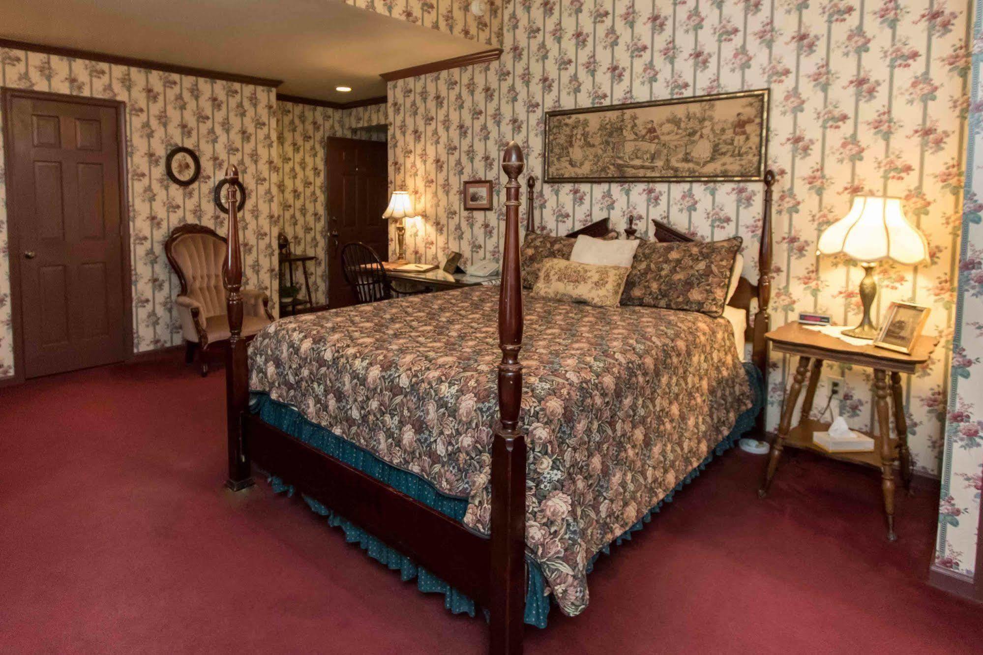 The Globe Inn East Greenville Экстерьер фото