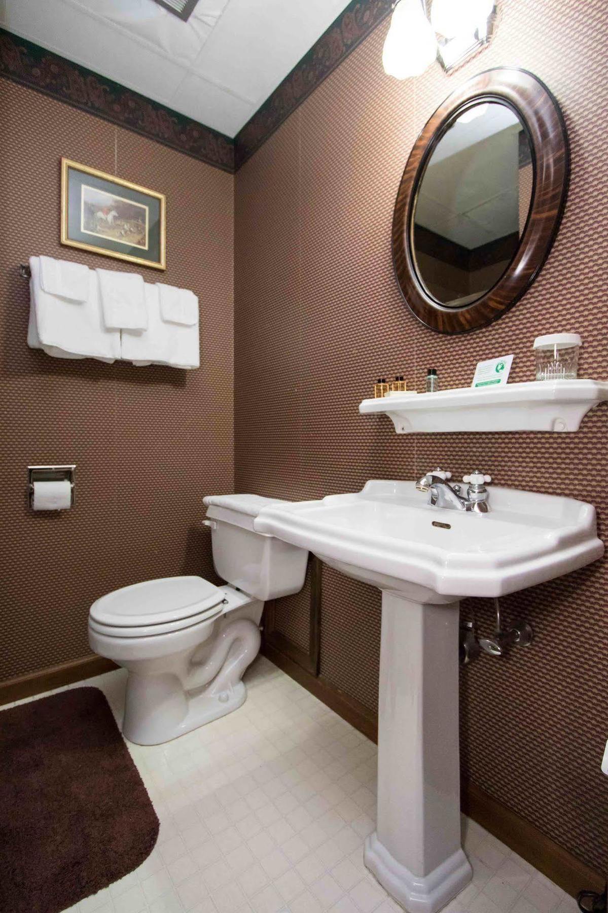 The Globe Inn East Greenville Экстерьер фото