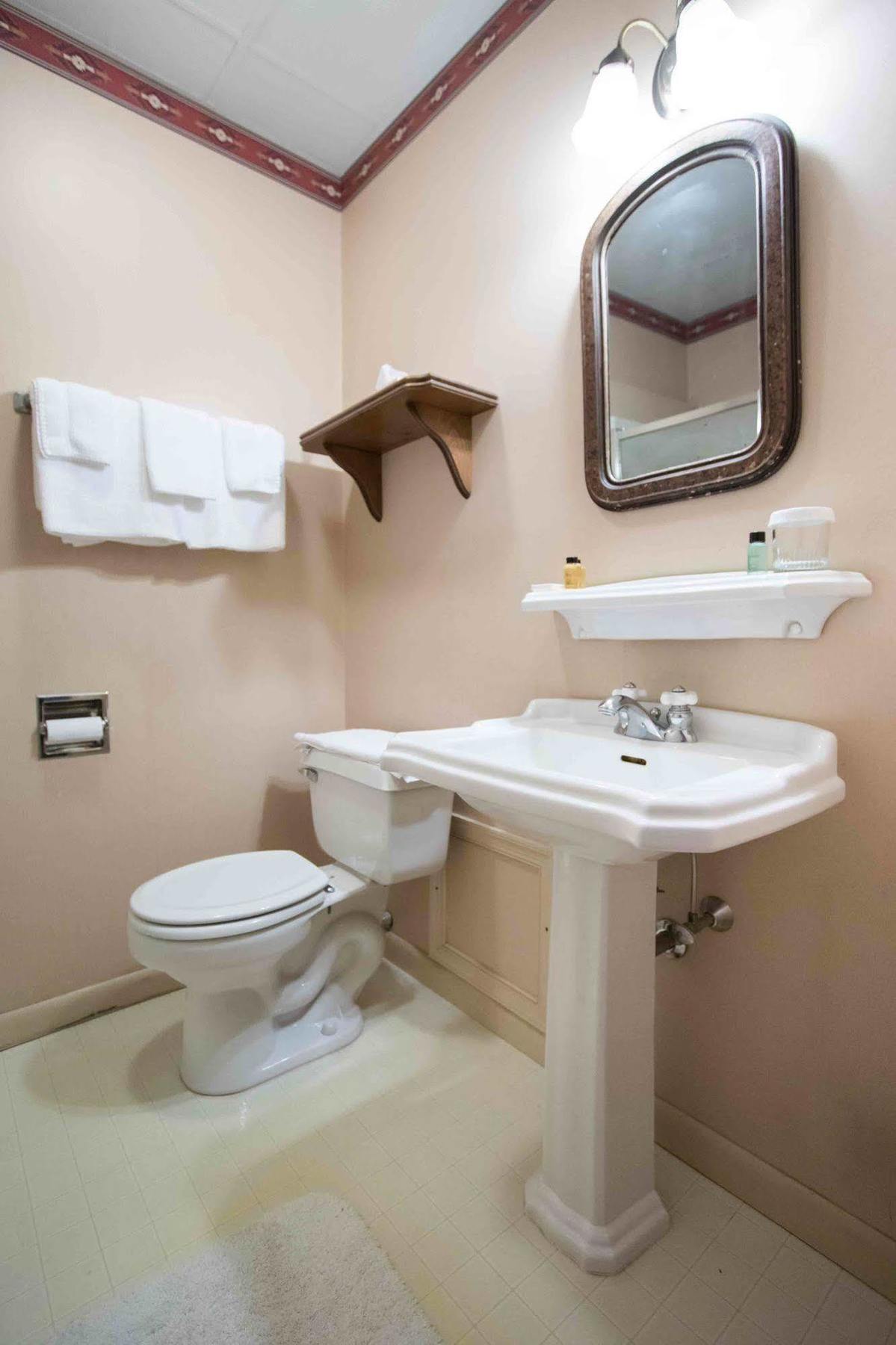 The Globe Inn East Greenville Экстерьер фото