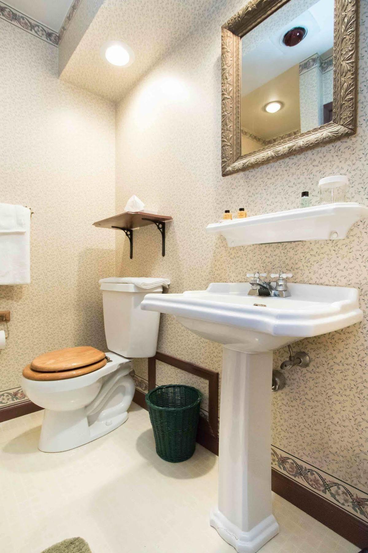 The Globe Inn East Greenville Экстерьер фото