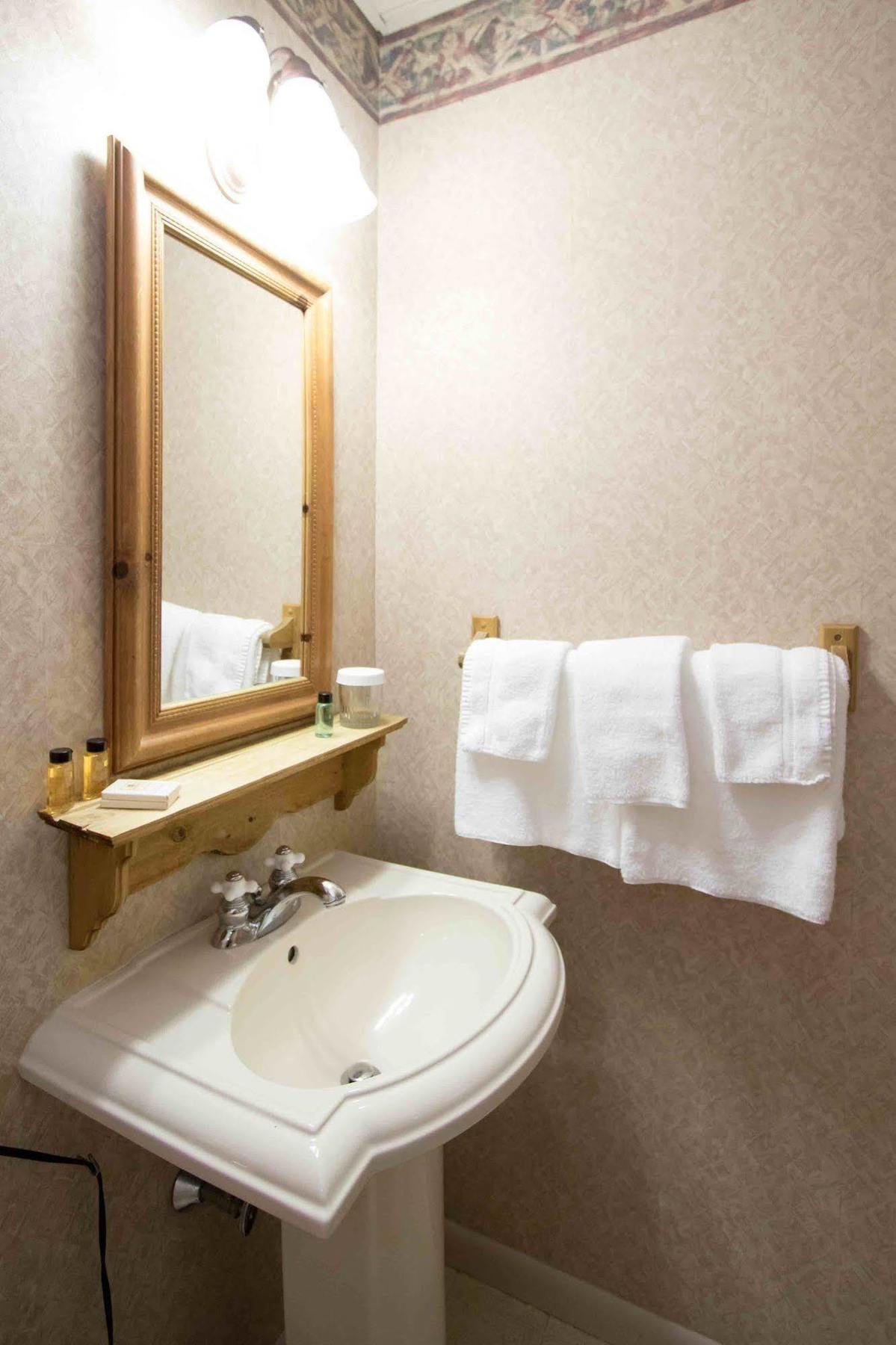 The Globe Inn East Greenville Экстерьер фото