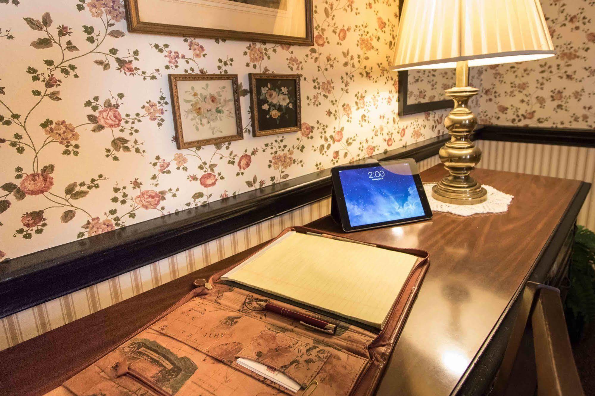 The Globe Inn East Greenville Экстерьер фото